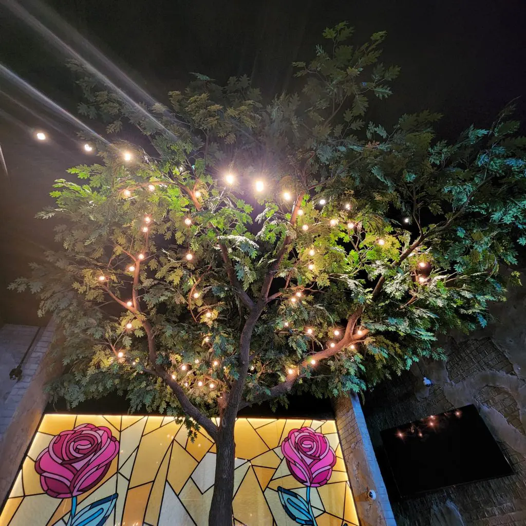 SO 71739 Titanium Building Group LLC La Neta Cocina Y Lounge Fabricated Oak Tree2 scaled