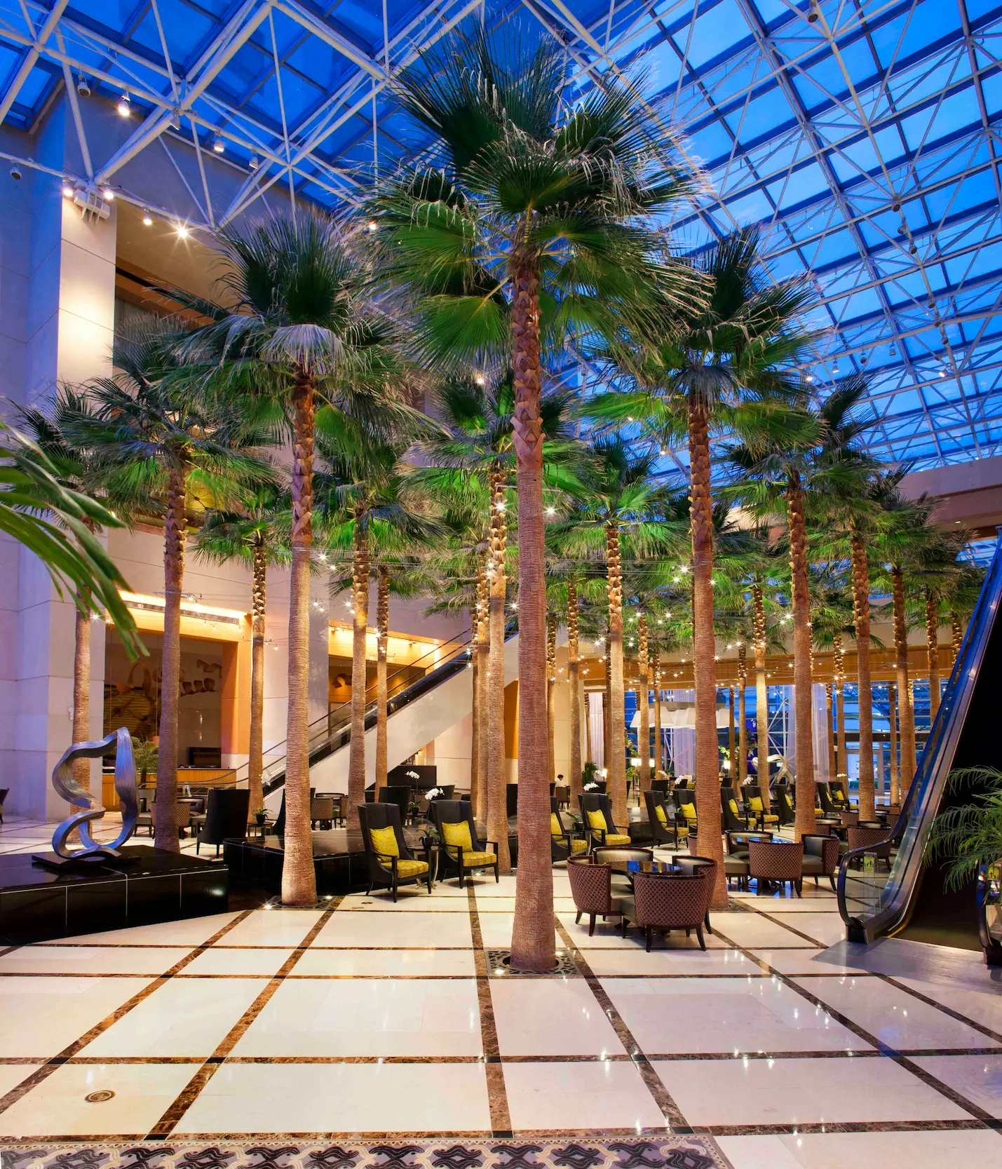 Washingtonia with an artifical trunk section